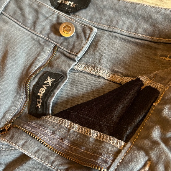 Vertx Delta Stretch EDC pants 32 w 30 l

Pea sized stain pictured. - Picture 3 of 4